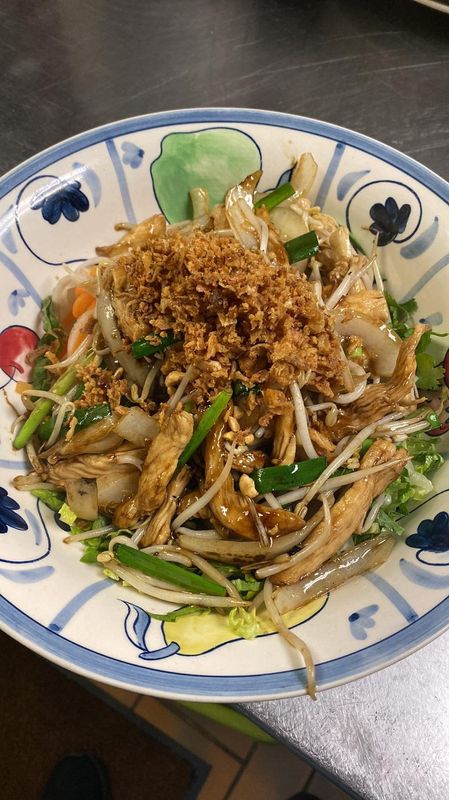 Garlic chicken with rice noodles